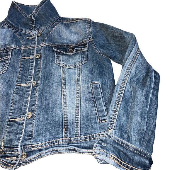 Maurice’s Wash Jean Jacket adorned with assorted patches women's medium - Picture 4 of 15